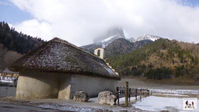 Petite église au toit de chaume.