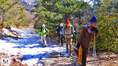 Première plaque de neige sur le chemin.