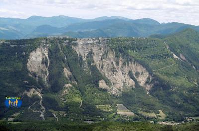 Montagne de Clamontar qui domine Poyols.