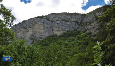 Un visage qui émerge de la roche surveille la vallée !
