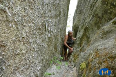 17M-P1000666 c (Passage impressionnant entre ces 2 roches gigantesques).