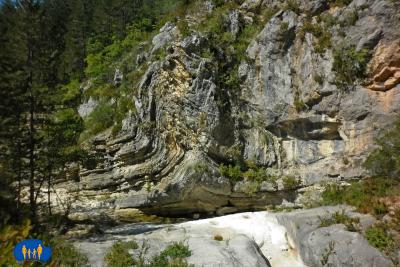 On remarque ici le plissement de la roche.