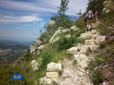 Plus d'escalier bien établi, mais des gros blocs de pierres à franchir !