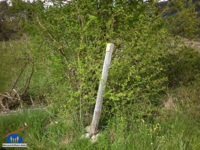 Poteau de balisage tombé au sol 862a