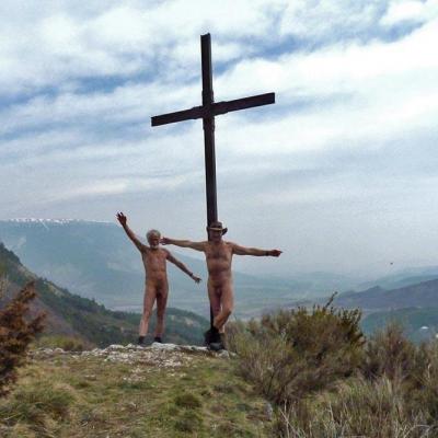 Une croix au sommet de la cascade.
