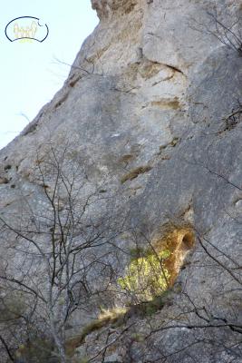 Boucle des Gravelles - Les rayons du soleil font apparaitre un trou dans le roche.