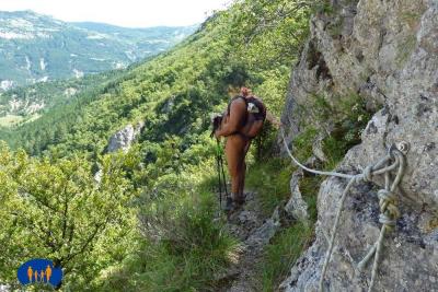 Betton - P1020847c (passage sur la vire équipée d'une corde).