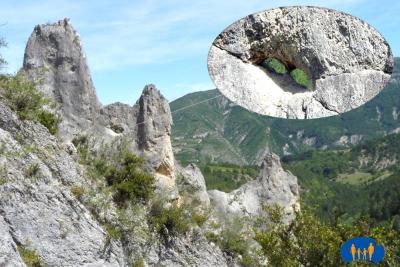 Betton - P1020848c (2 yeux nous surveillent d'un regard de pierre).