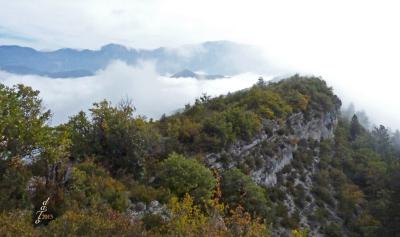 Sentier de crête - Barre rocheuse en-dessus de Ponet-et-Saint-Auban.
