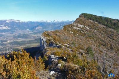 Cette crête domine la vallée de la Drôme.