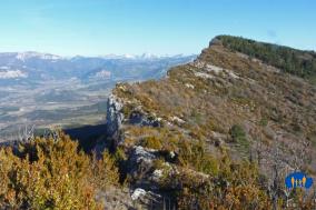 Les falaises dominent la vallée de la Drôme et plus au loin, celle du Bez.