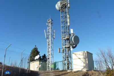 Au sommet, les antennes hertziennes.