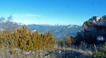 Les sommets du Dévoluy blanchis par la neige.