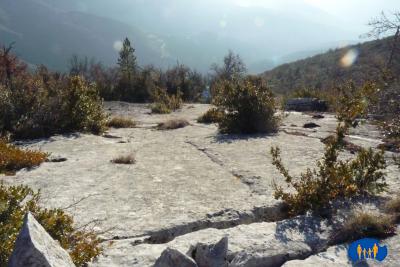 Grande dalle de calcaire blanc.