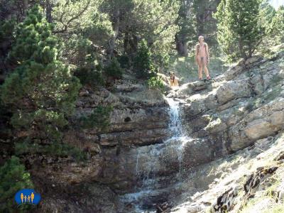 Petite cascade entre les rochers.