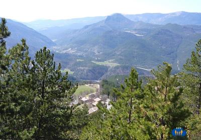 Le village de Pennes-le-Sec, et la vallée de la Roanne qui monte vers Pradelle et St-Nazaire-le-Désert.