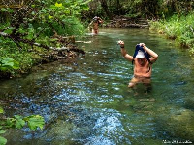 Par endroit, il faut relever les sac à dos pour ne pas les mouiller.