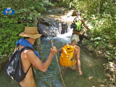 La Bourdiole - Franchissement d'une petite cascade.
