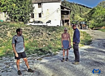 Discussion avec un habitant du village.