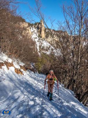 L'épaisseur de neige est constante sur le chemin.