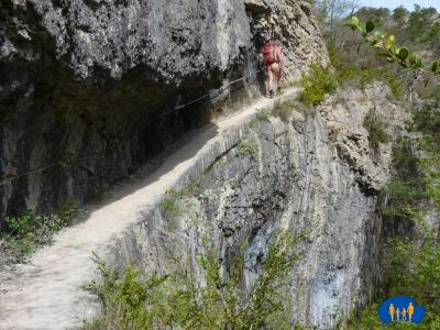 La vire sur laquelle il faut se courber pour passer vers le cascade suivante.