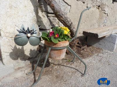 Ce minou, porte pot de fleurs original !