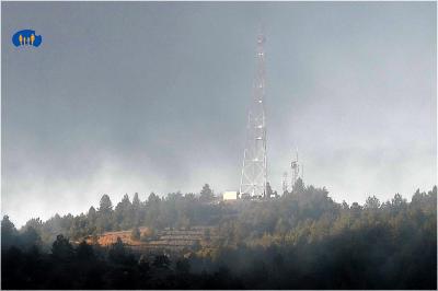 Relais hertzien d'Aucelon pris dans la brume.
