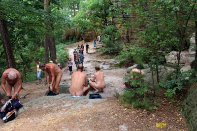 Rencontre, ils passent à coté des naturistes, plutôt amusée.