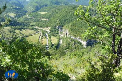 La route de Pennes le Sec se trouve en-dessous de nous.