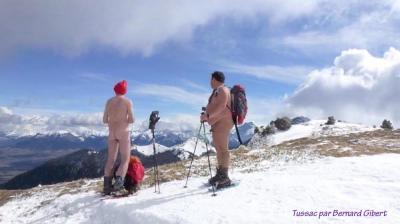 Nus sur les sommets enneigés.